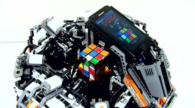 Un robot bazat pe Android rezolva un cub Rubik in timp record