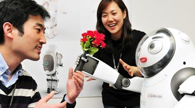 Kibo 2.0, robotul care zambeste si ofera imbratisari