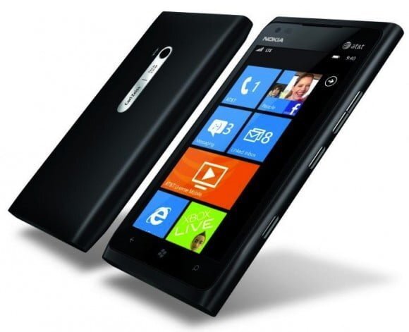 Test soc cu Lumia 900. I-au batut cuie cu ciocanul in ecran (VIDEO)