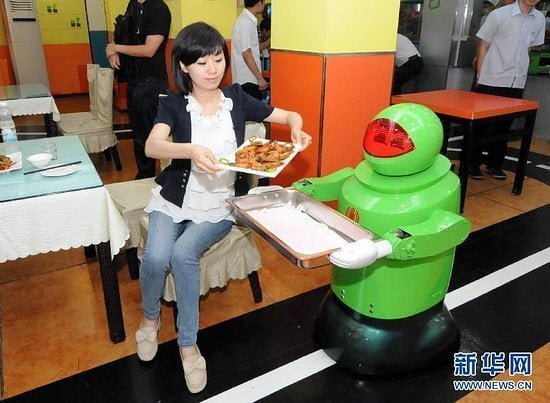 SF devine realitate! Restaurantul unde esti servit de roboti