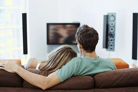 O noua moda. Te uiti la TV si discuti pe Facebook
