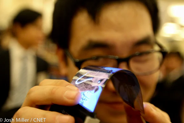 Samsung pregateste Galaxy S IV. Ar putea fi primul telefon flexibil (VIDEO)