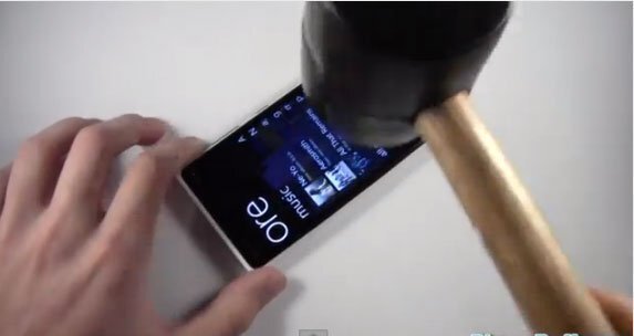Cum arata un Nokia Lumia 920 lovit cu ciocanul (VIDEO)
