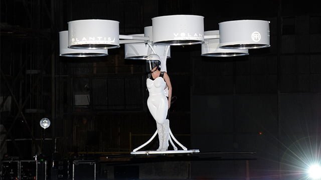 lady gaga Lady-Gaga-zboara-Gadgetreport