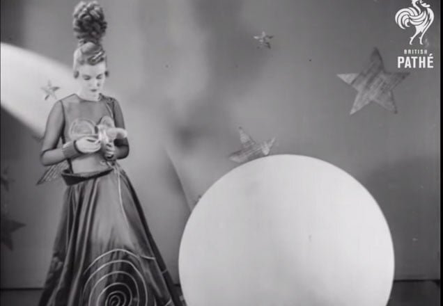 Cum isi imaginau designerii în 1939 hainele viitorului (VIDEO)