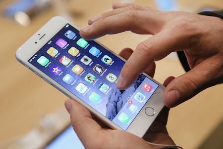 Atentie la ŢEPELE cu iPhone 6 Plus! Vezi cum arată un telefon FALS (VIDEO)
