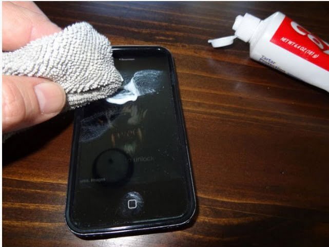 Cum scapi de zgârieturile de pe telefon 