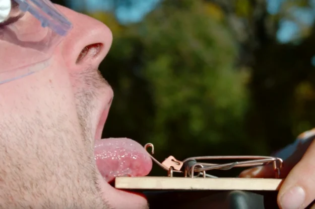 The Slow Mo Guys. Şi-a prins limba într-o capcană de şoareci